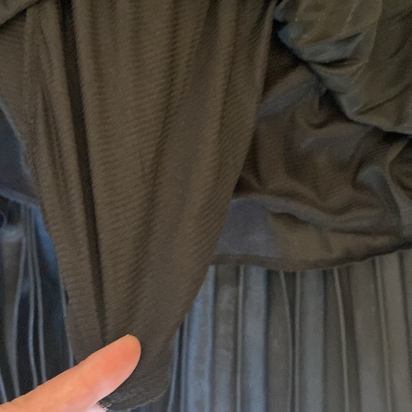 Pleated black skirt with gold shimmer. - Picture 7 of 11